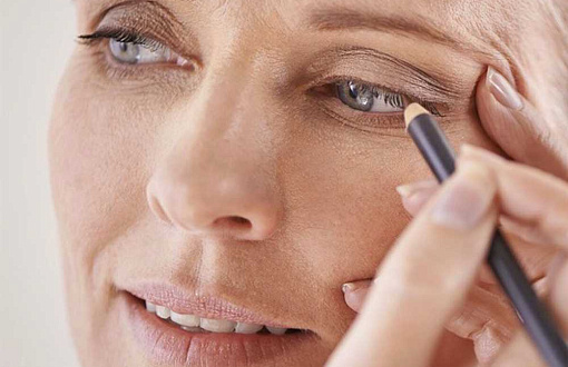 Техники и советы по нанесению антивозрастного макияжа для женщин.